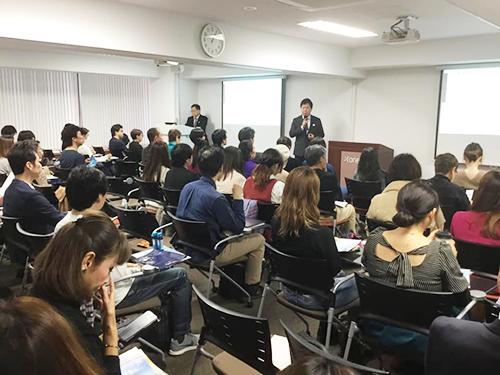 会員約１００人が参集した新商品発表会
